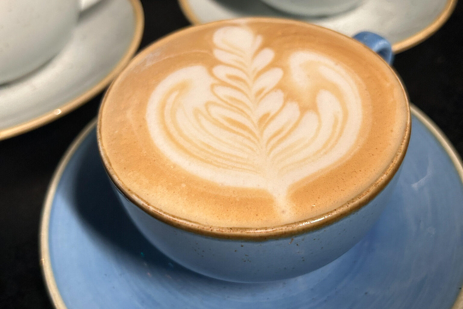 Wie Raphael Issig mit Latte Art den Alltag seiner Kund*innen versüßt